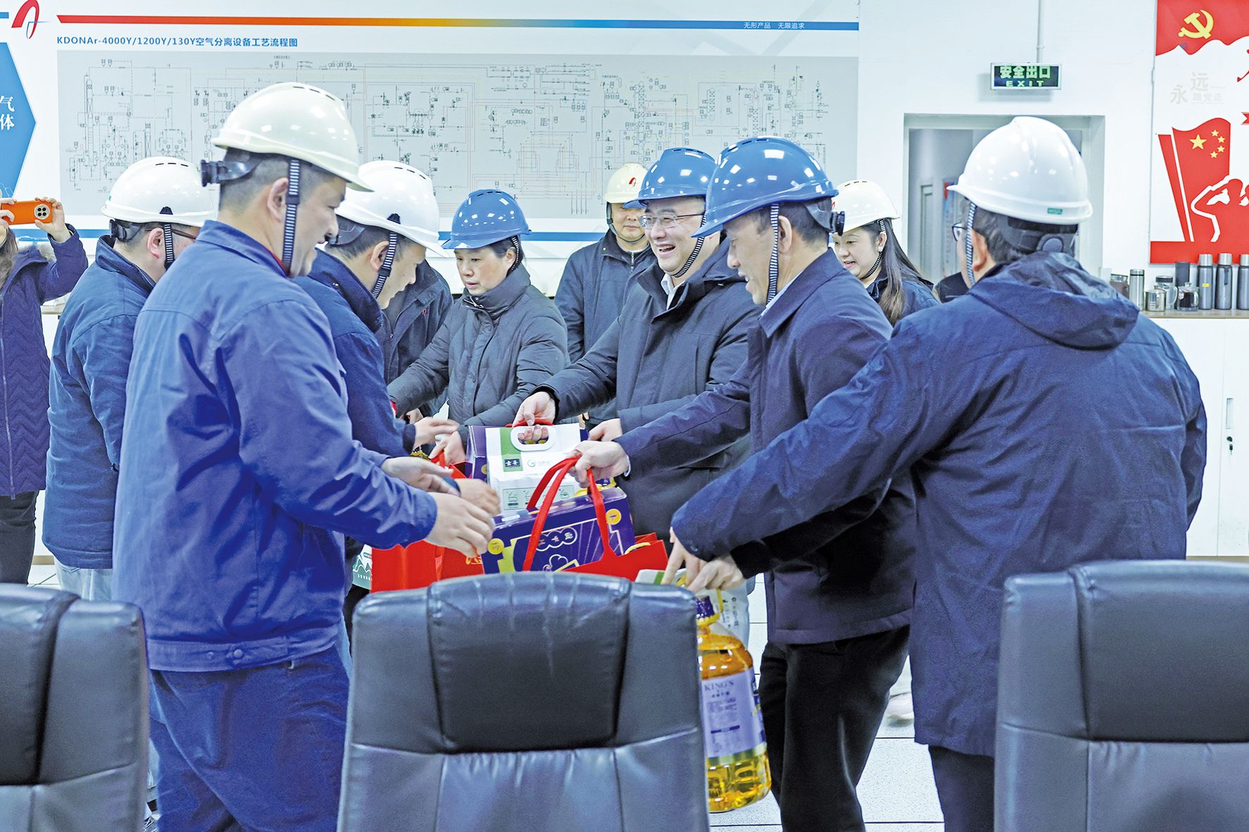 左一配图：1月28日，重庆市总工会来pg电子集团向阳公司开展了春节慰问活动。记者 沙凌云 摄